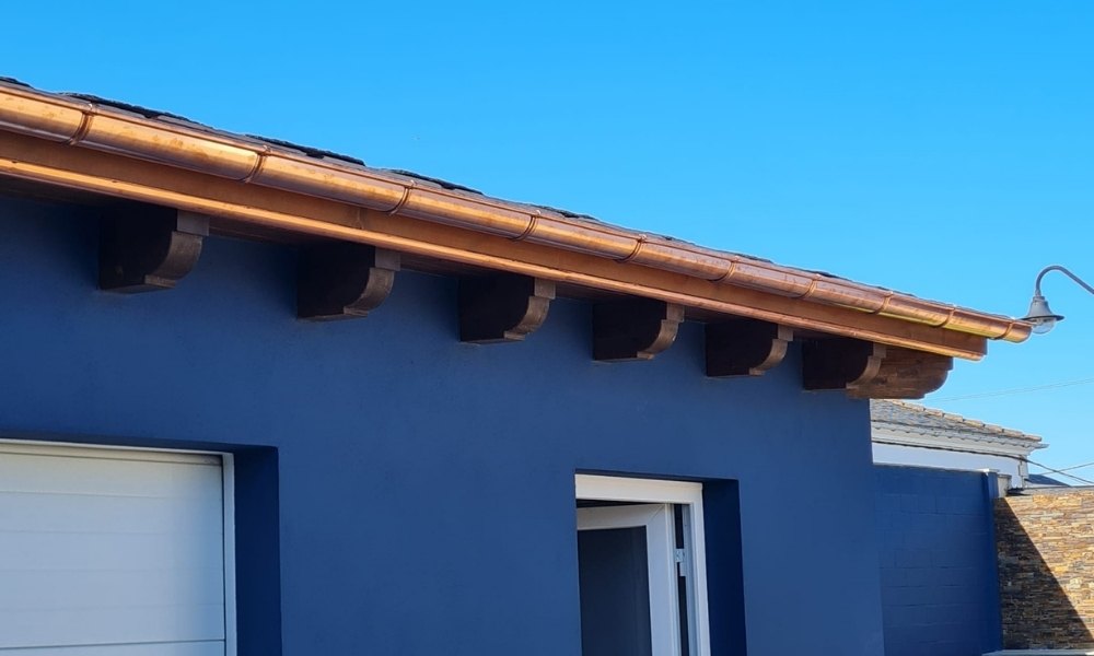 Cómo desmontar un canalón sin dañar el tejado