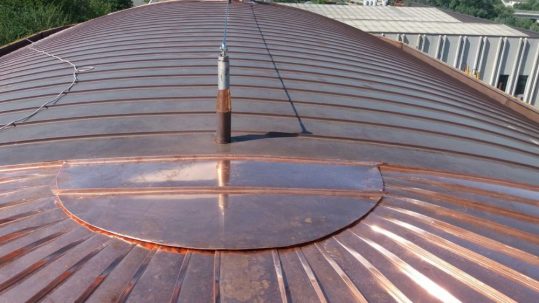 Humedades por capilaridad vs. filtraciones: Cómo las cubiertas metálicas previenen daños estructurales